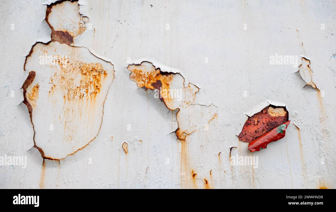 Abblätternde Farbe auf einer Metalloberfläche Stockfoto