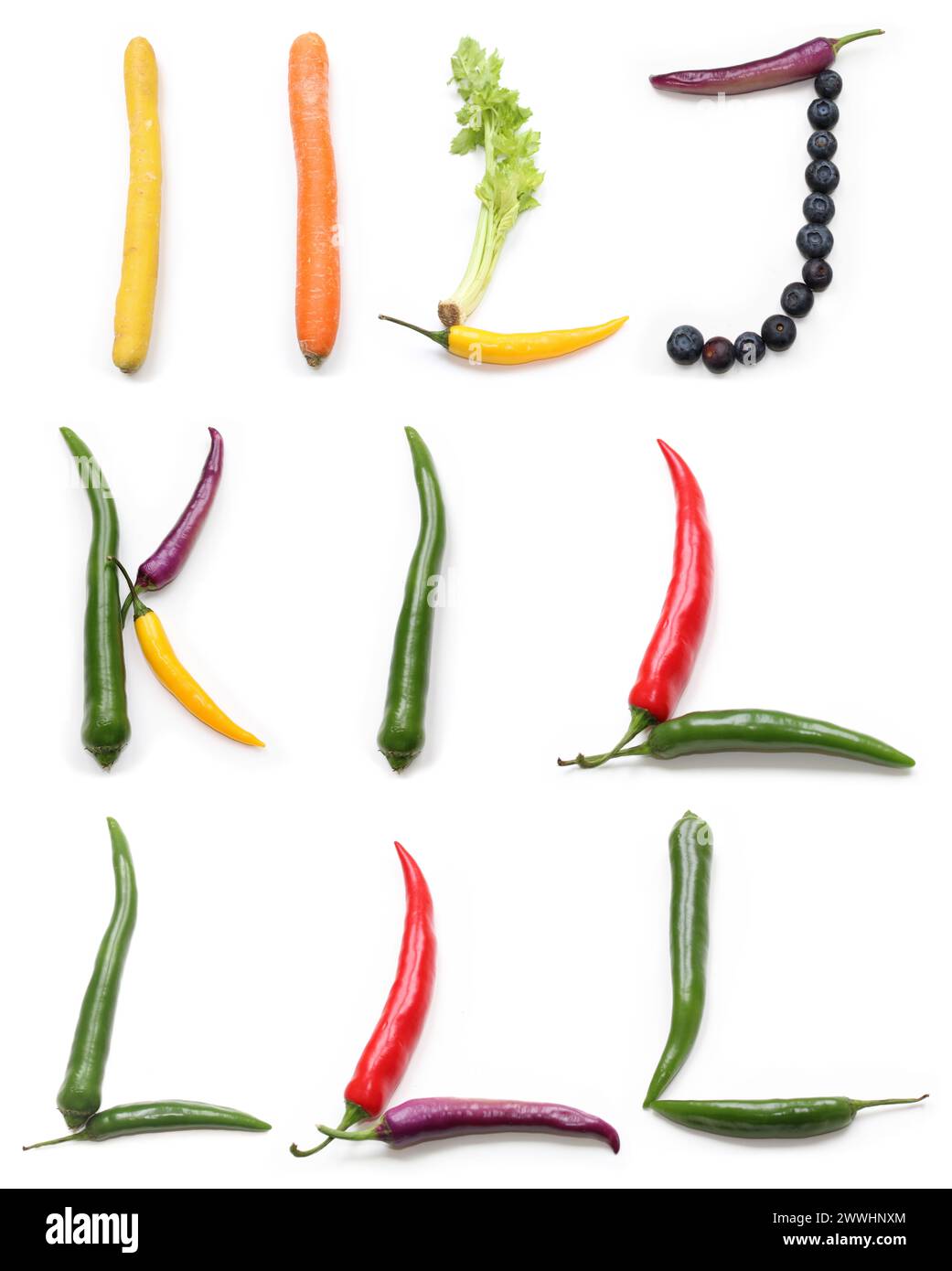 Buchstaben j k i l aus orange rot violett gelb Chili Pfeffer, Salatsalat Blatt, Sellerie Pflanzenstab, Blaubeeren alphabetische Großbuchstaben, Gemüse Stockfoto