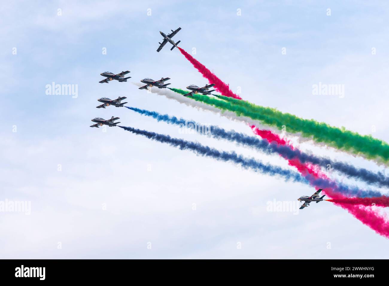 ABU DHABI, VAE - 02. DEZEMBER 2018: Al Fursan Kunstflugteam macht Stunts am Himmel in Abu Dhabi, VAE ABU DHABI, VAE - ABU DHABI, VAE - 02. DEZEMBER Stockfoto