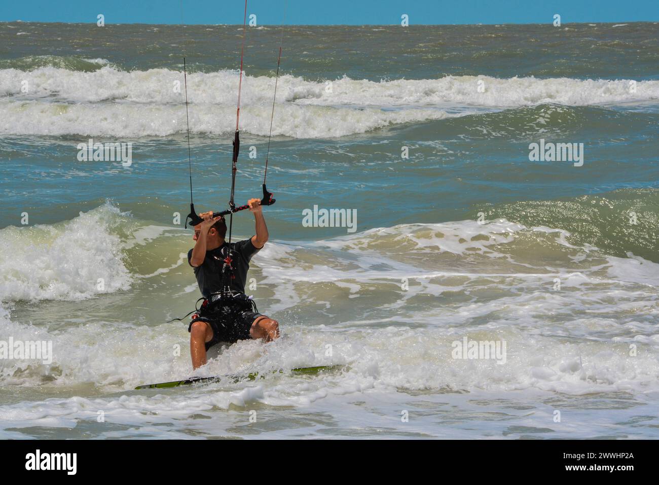 Ein Kite Boarder navigiert durch die Brandung Ein Kite Boarder navigiert durch die Brandung am Golf von Mexiko in Indian Rocks Beach, Florida Copyright: xZoonar.com/Norm Stockfoto