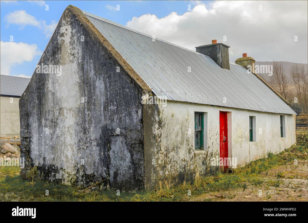 Traditionelles irisches Haus in County Kerry mit einem Wellblechdach Stockfoto