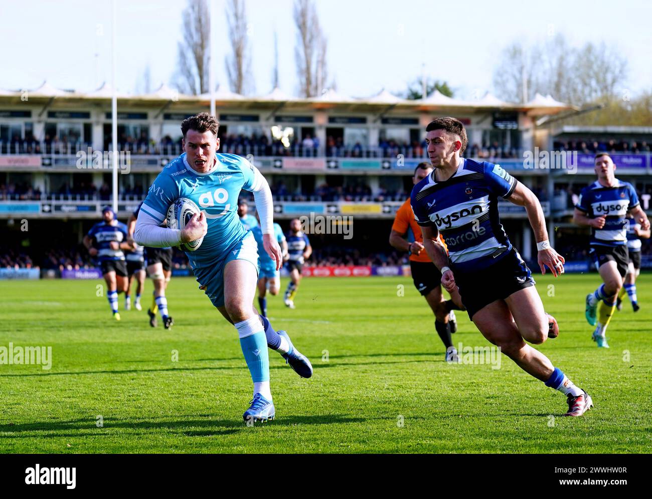 Sale Sharks' Tom Roebuck auf dem Weg nach Bath, um beim Gallagher Premiership-Spiel im Recreation Ground, Bath, den zweiten Versuch des Spiels zu erzielen. Bilddatum: Sonntag, 24. März 2024. Stockfoto