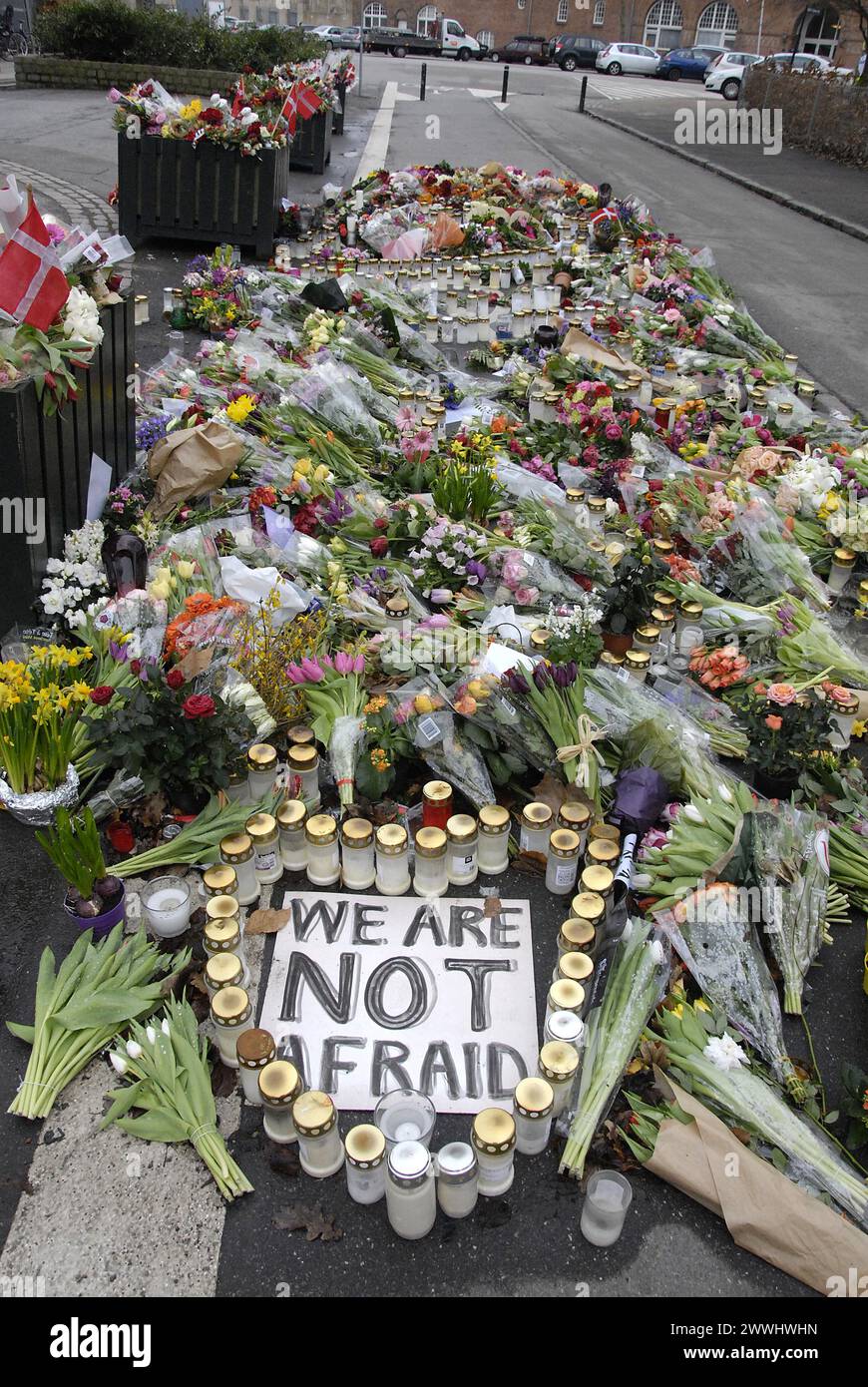 KOPENHAGEN/DÄNEMARK. 24. Februar 2015-Gedenkfeier für Finn Norgaard, der in Terrorest gestorben ist, attackierte das Krudttonder-Kulturcafé auf Osterbro am sonntagabend während des Gesprächs mit dem schwedischen Cartoonest hier sind verschiedene Botschaften mit Blumen, darunter die dänische Muslimanunion mit Respekt für Blumen und Botschaft und unter anderem Grüße aus Kanada und unter anderen lokale dänen an seiner Gedenkstätte im Krudttonder Kulturcafé heute ist er begraben worden und seine Familie hat die Nation gebeten, bitte spenden Sie keine Blumen an seiner Gedenkstätte Spenden Sie Geld für seinen Fonds, der in Hi gegründet wurde Stockfoto