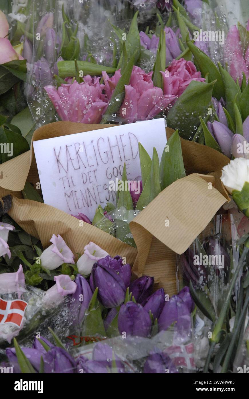 KOPENHAGEN/DÄNEMARK. 24. Februar 2015-Gedenkfeier für Finn Norgaard, der in Terrorest gestorben ist, attackierte das Krudttonder-Kulturcafé auf Osterbro am sonntagabend während des Gesprächs mit dem schwedischen Cartoonest hier sind verschiedene Botschaften mit Blumen, darunter die dänische Muslimanunion mit Respekt für Blumen und Botschaft und unter anderem Grüße aus Kanada und unter anderen lokale dänen an seiner Gedenkstätte im Krudttonder Kulturcafé heute ist er begraben worden und seine Familie hat die Nation gebeten, bitte spenden Sie keine Blumen an seiner Gedenkstätte Spenden Sie Geld für seinen Fonds, der in Hi gegründet wurde Stockfoto