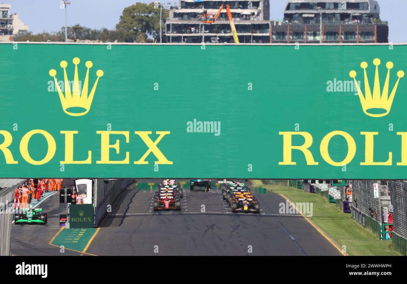 Melbourne, Australien. , . START: Der spätere Rennsieger Carlos SAINZ Jr., Ferrari und Max VERSTAPPEN, Red Bull Racing in Reihe 1 während des Formel-1-Grand Prix von Australien 2024. Albert Park Grand-Prix-Rennstrecke, Formel 1 – gebührenpflichtiges Bild, Foto und Copyright © Clay CROSS/ATP Images (CROSS Clay /ATP/SPP) Credit: SPP Sport Press Photo. /Alamy Live News Stockfoto