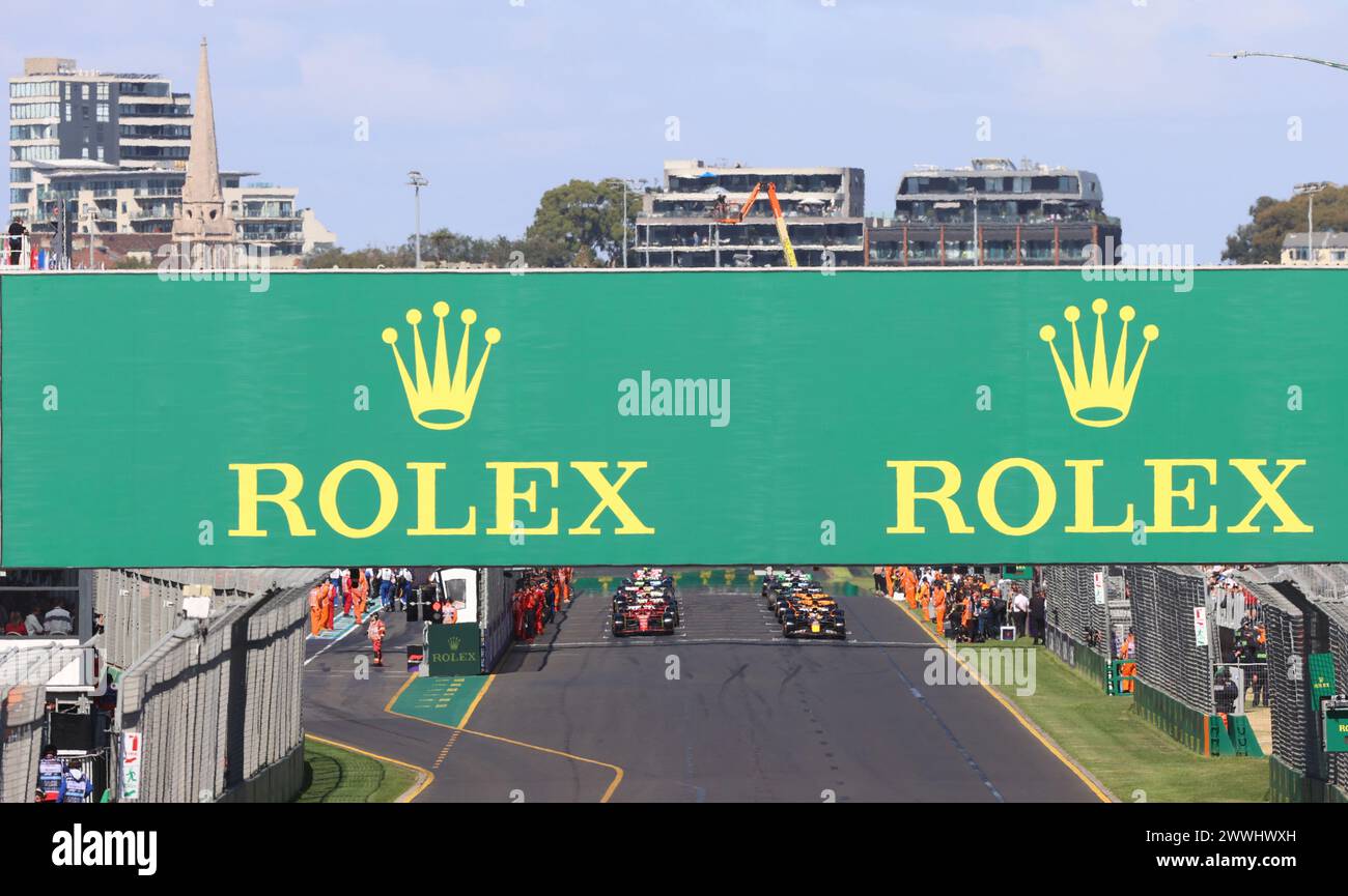 Melbourne, Australien. , . START: Der spätere Rennsieger Carlos SAINZ Jr., Ferrari und Max VERSTAPPEN, Red Bull Racing in Reihe 1 während des Formel-1-Grand Prix von Australien 2024. Albert Park Grand-Prix-Rennstrecke, Formel 1 – gebührenpflichtiges Bild, Foto und Copyright © Clay CROSS/ATP Images (CROSS Clay /ATP/SPP) Credit: SPP Sport Press Photo. /Alamy Live News Stockfoto
