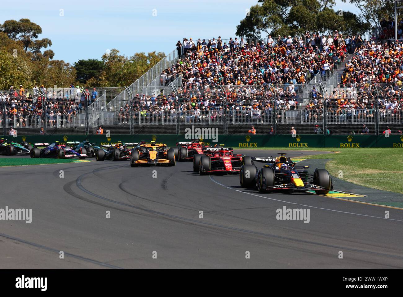 Melbourne, Australien. März 2024. Melbourne, Australien, 24. März: Start des Rennens unter der Führung von Max VERSTAPPEN, Red Bull Racing, gefolgt von Carlos SAINZ, Ferrari und Lando NORRIS, McLaren während des Formel-1-Grand Prix von Australien 2024. Albert Park Grand-Prix-Rennstrecke, Formel 1 – gebührenpflichtiges Bild, Foto und Copyright © Mark PETERSON/ATP Images (PETERSON Mark /ATP/SPP) Credit: SPP Sport Press Photo. /Alamy Live News Stockfoto