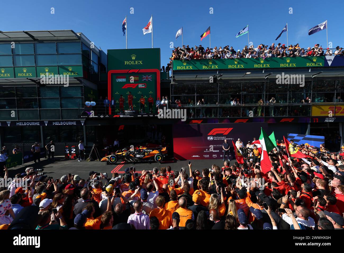 Melbourne, Australien. , . Der Rennsieger Carlos SAINZ und der Vizemeister Charles LECLERC in den Ferraris und Lando Norris, McLaren feiern während des Formel-1-Grand Prix von Australien 2024. Albert Park Grand-Prix-Rennstrecke, Formel 1 – gebührenpflichtiges Bild, Foto und Copyright © Mark PETERSON/ATP Images (PETERSON Mark /ATP/SPP) Credit: SPP Sport Press Photo. /Alamy Live News Stockfoto