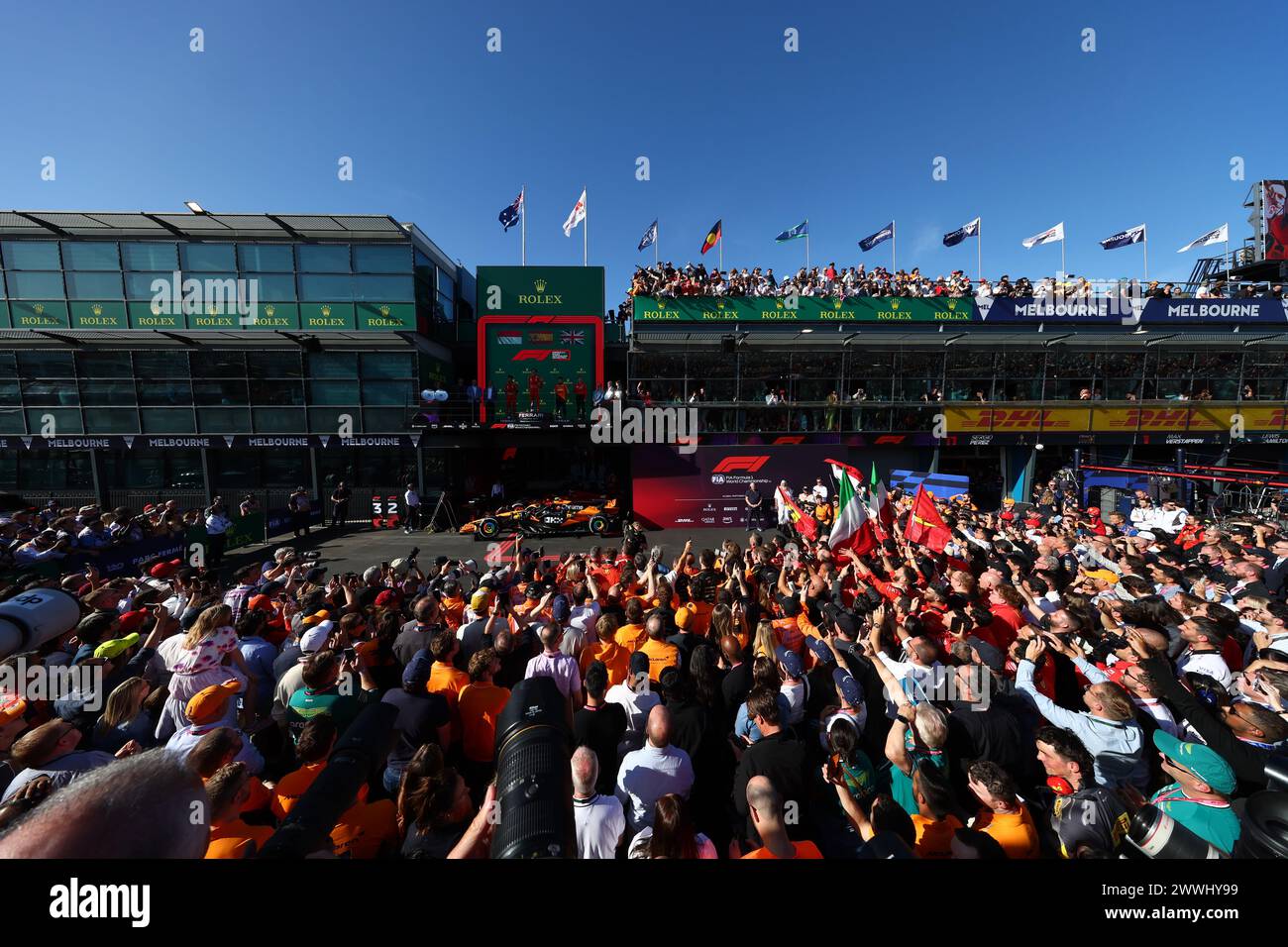 Melbourne, Australien. , . Der Rennsieger Carlos SAINZ und der Vizemeister Charles LECLERC in den Ferraris und Lando Norris, McLaren feiern während des Formel-1-Grand Prix von Australien 2024. Albert Park Grand-Prix-Rennstrecke, Formel 1 – gebührenpflichtiges Bild, Foto und Copyright © Mark PETERSON/ATP Images (PETERSON Mark /ATP/SPP) Credit: SPP Sport Press Photo. /Alamy Live News Stockfoto
