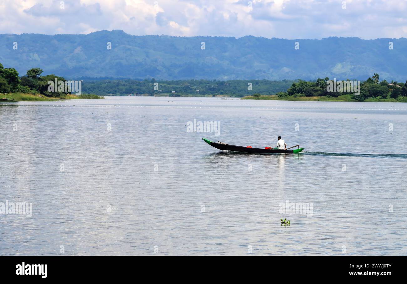 Wunderschöner Blick auf den Kaptai See. Dieses Foto wurde von Rangamati, Bangladesch, aufgenommen. Stockfoto