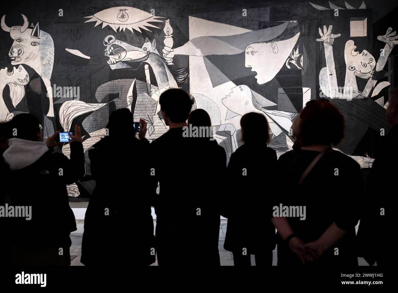 Besucher sehen das Ölgemälde „Guernica“ des spanischen Künstlers Pablo Picasso, Reina Sofia Museum, Madrid, Spanien Stockfoto