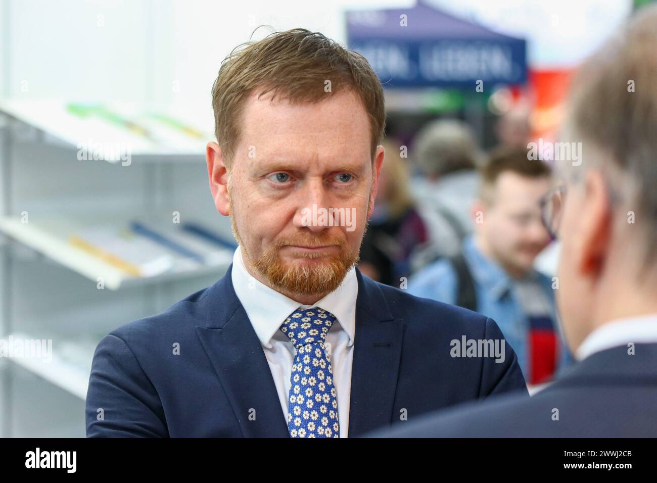 Leipziger Buchmesse 2024 23.03.2024 gegen 12,30 Uhr Leipzig, neue Messe im Foto: Michael Kretzschmer CDU, Ministerpräsident von Sachsen die Leipziger Buchmesse findet in diesem Jahr vom 21. bis 24. März statt. Auf dem Frühjahrstreffen der Buchbranche präsentierte sich über 2,000 Aussteller aus 40 Ländern mit ihren Neuheiten. Unter dem Motto alles außer flach präsentieren sich die Niederlande und Flandern als Gastland auf der Leipziger Buchmesse 2024. Zeitgleich zur Leipziger Buchmesse findet dieses Jahr erneut auch die Manga-Comic-Con. Leipzig Sachsen Deutschland *** Leipziger Buchmesse 2024 23 Stockfoto