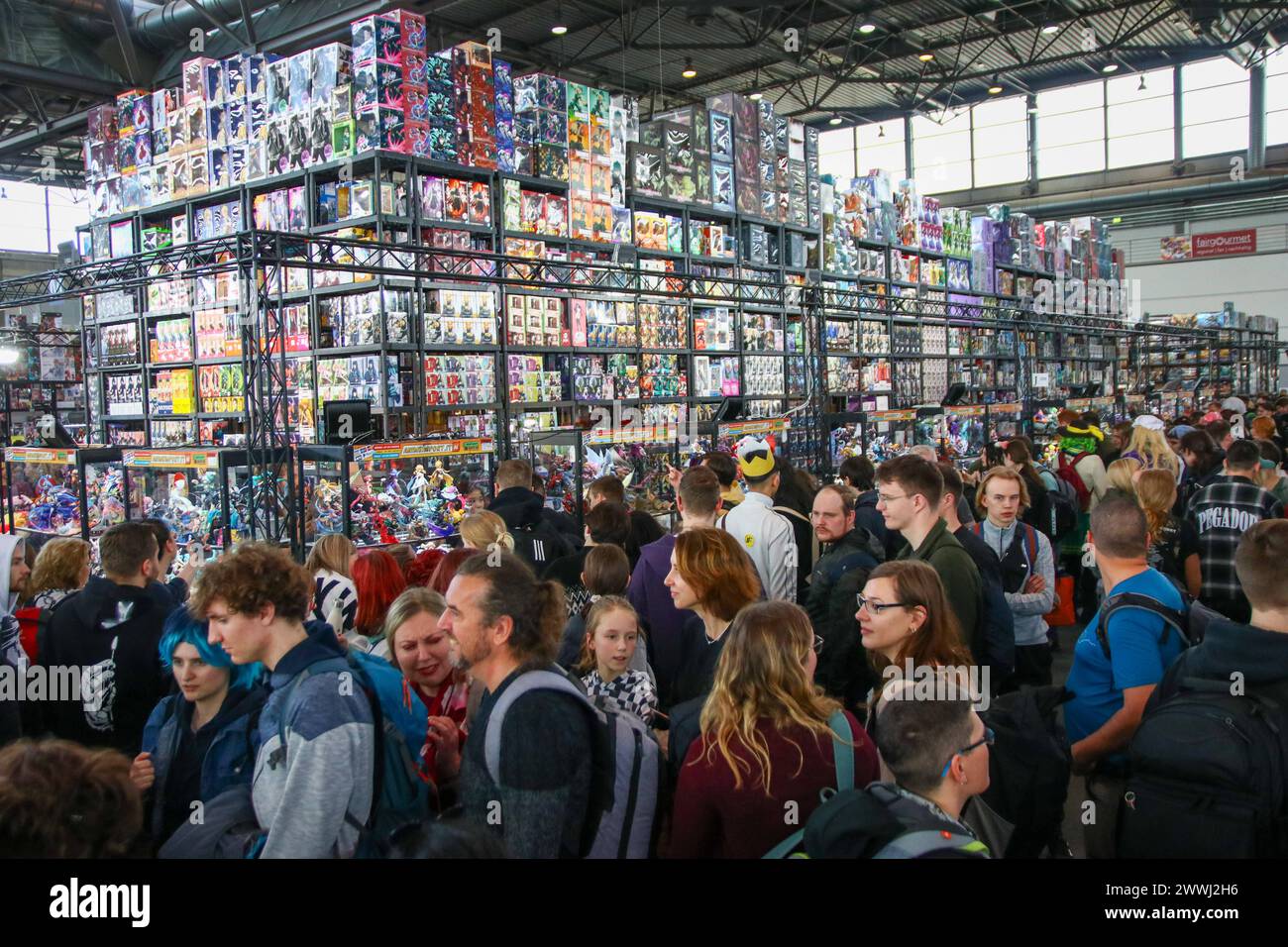 Leipziger Buchmesse 2024 23.03.2024 gegen 12,30 Uhr Leipzig, neue Messe im Foto: Menschenmassen in einer Halle der Manga-Comic-Con die Leipziger Buchmesse findet in diesem Jahr vom 21. bis 24. März statt. Auf dem Frühjahrstreffen der Buchbranche präsentierte sich über 2,000 Aussteller aus 40 Ländern mit ihren Neuheiten. Unter dem Motto alles außer flach präsentieren sich die Niederlande und Flandern als Gastland auf der Leipziger Buchmesse 2024. Zeitgleich zur Leipziger Buchmesse findet dieses Jahr erneut auch die Manga-Comic-Con. Leipzig Sachsen Deutschland *** Leipziger Buchmesse 2024 23 03 2 Stockfoto