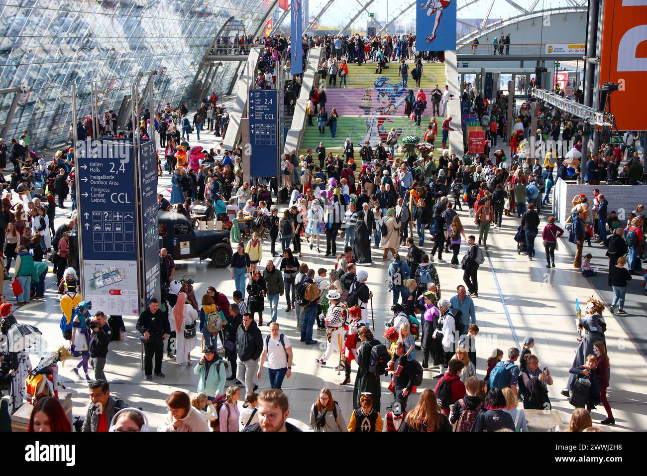 Leipziger Buchmesse 2024 23.03.2024 gegen 12,30 Uhr Leipzig, neue Messe im Foto: Besucher in der Glashalle der Leipziger Messe die Leipziger Buchmesse findet in diesem Jahr vom 21. bis 24. März statt. Auf dem Frühjahrstreffen der Buchbranche präsentierte sich über 2,000 Aussteller aus 40 Ländern mit ihren Neuheiten. Unter dem Motto alles außer flach präsentieren sich die Niederlande und Flandern als Gastland auf der Leipziger Buchmesse 2024. Zeitgleich zur Leipziger Buchmesse findet dieses Jahr erneut auch die Manga-Comic-Con. Leipzig Sachsen Deutschland *** Leipziger Buchmesse 2024 23 03 2024 Stockfoto