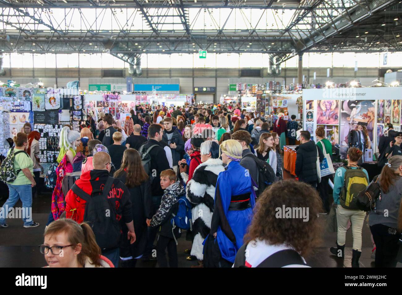 Leipziger Buchmesse 2024 23.03.2024 gegen 12,30 Uhr Leipzig, neue Messe im Foto: Menschenmassen in einer Halle der Manga-Comic-Con die Leipziger Buchmesse findet in diesem Jahr vom 21. bis 24. März statt. Auf dem Frühjahrstreffen der Buchbranche präsentierte sich über 2,000 Aussteller aus 40 Ländern mit ihren Neuheiten. Unter dem Motto alles außer flach präsentieren sich die Niederlande und Flandern als Gastland auf der Leipziger Buchmesse 2024. Zeitgleich zur Leipziger Buchmesse findet dieses Jahr erneut auch die Manga-Comic-Con. Leipzig Sachsen Deutschland *** Leipziger Buchmesse 2024 23 03 2 Stockfoto