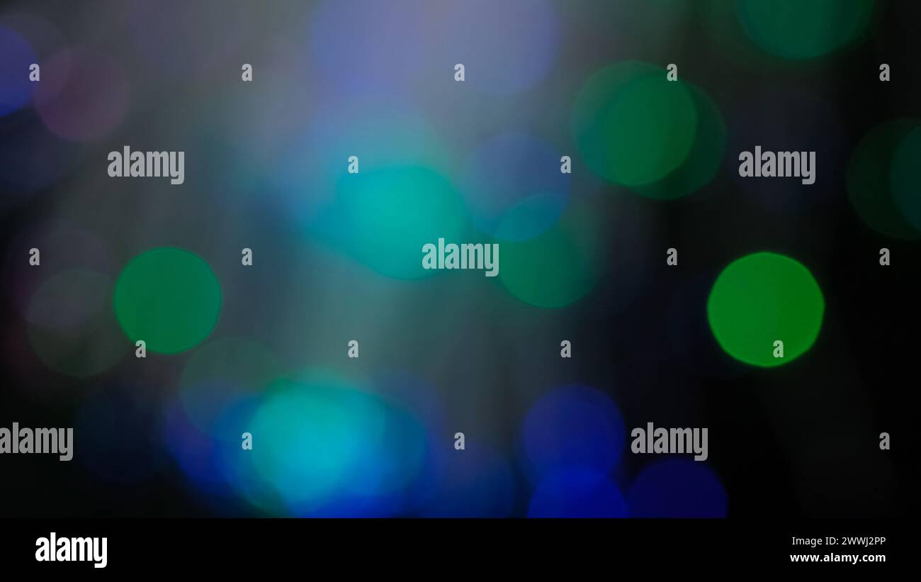 Unschärfe Strahlen Neon Bokeh helle Farbkreise strahlen dunkel aus Stockfoto