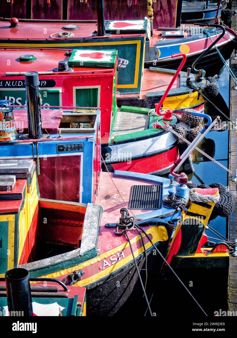 Farbenfrohe Schmalboote im Gas Street Basin auf der Birmingham Canal Navigation (BCN), England, Großbritannien, Birmingham Stockfoto