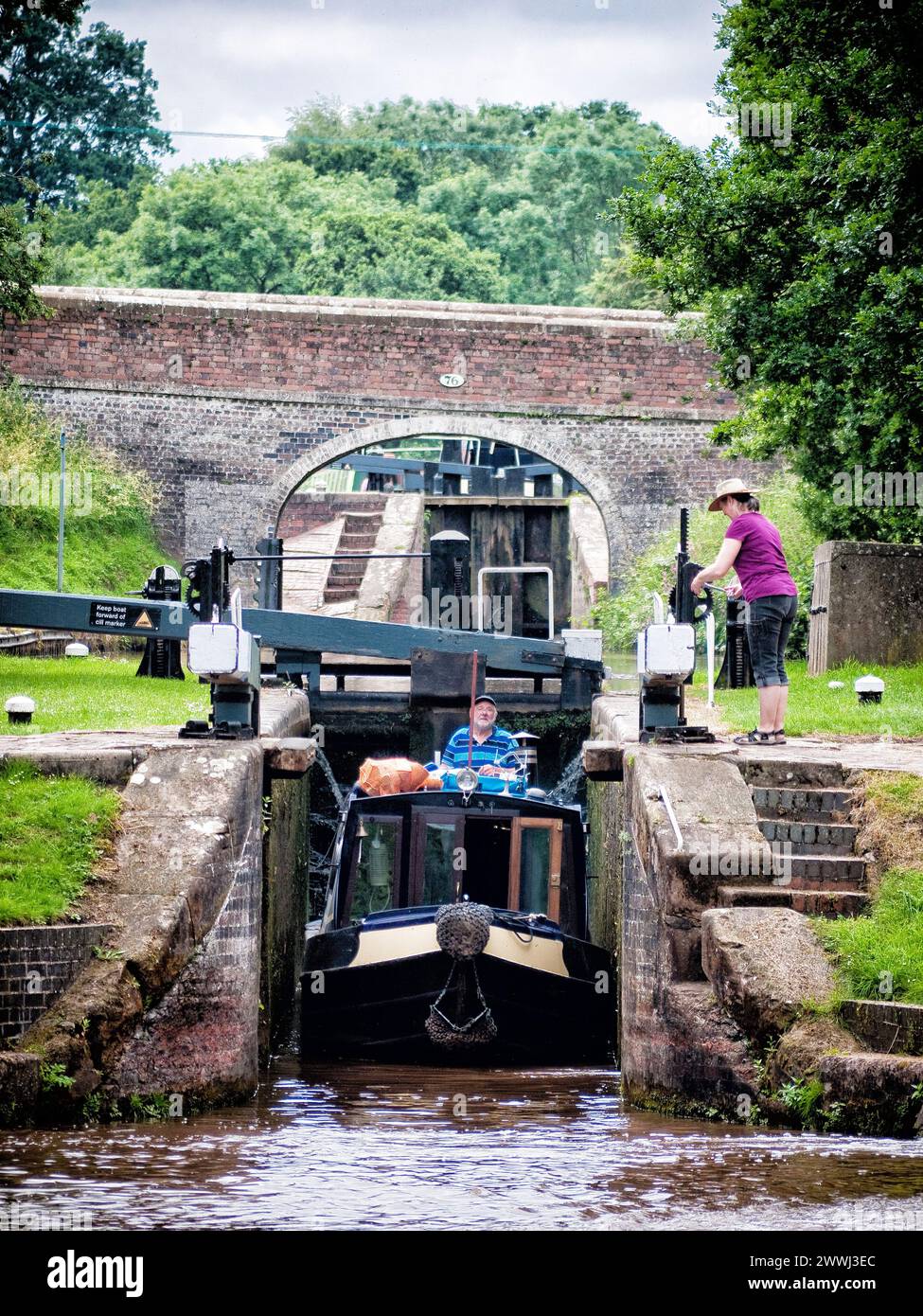 Schmalboot mit 12 Schleusen auf dem Shropshire Union Canal in der Nähe von Audlem in England, Großbritannien, Cheshire Stockfoto