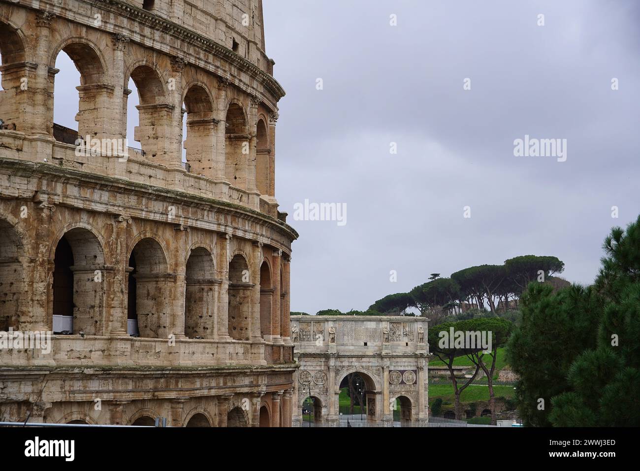 Blick auf das Amphitheater Kolosseum und den Triumphbogen des Kaisers Konstantin im Forum Romanum in Rom, Italien Stockfoto