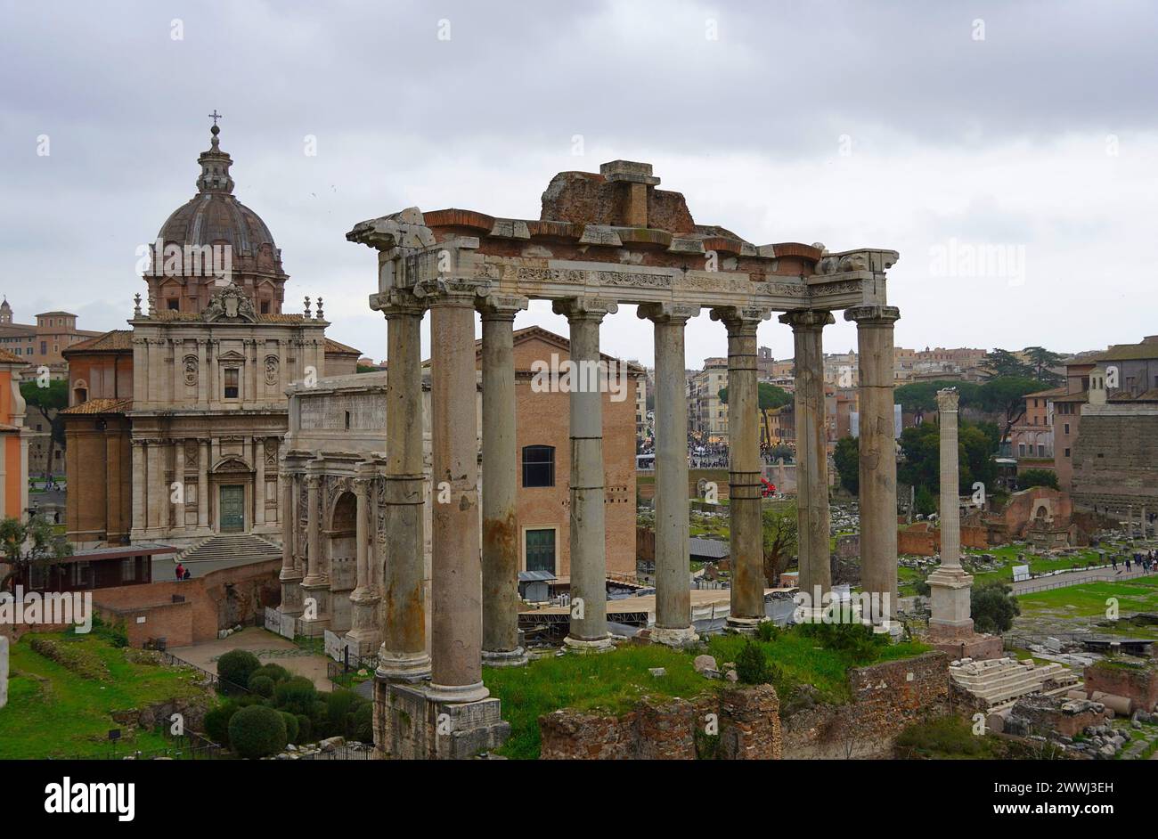 Ruinen des Saturntempels, der Bogen des Septimius Severus, die Kirche des Santi Luca e Martina und das Haus des senats der Kurie Julia dahinter, in der römischen Stockfoto