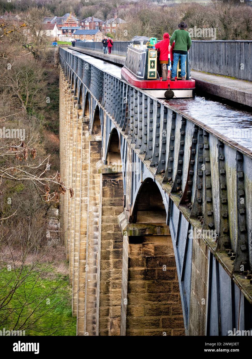 Schmalbootfahrt über das Pontcysyllte Aquädukt auf dem Llangollen Canal, einem Weltkulturerbe in Nordwales in der Nähe von Trevor UK, Großbritannien Stockfoto