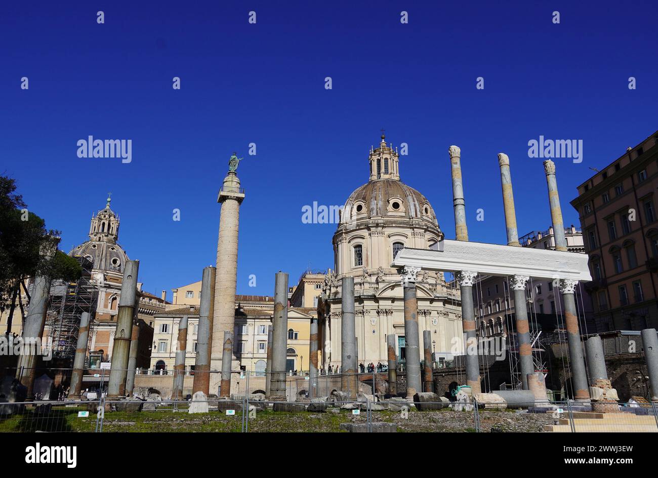 Blick auf das Forum von Kaiser Trajan, seine Säule, Ruinen der christlichen Basilika Ulpia und die Kirche des Heiligen Namens Maria (Santissimo Nome di Maria) Stockfoto