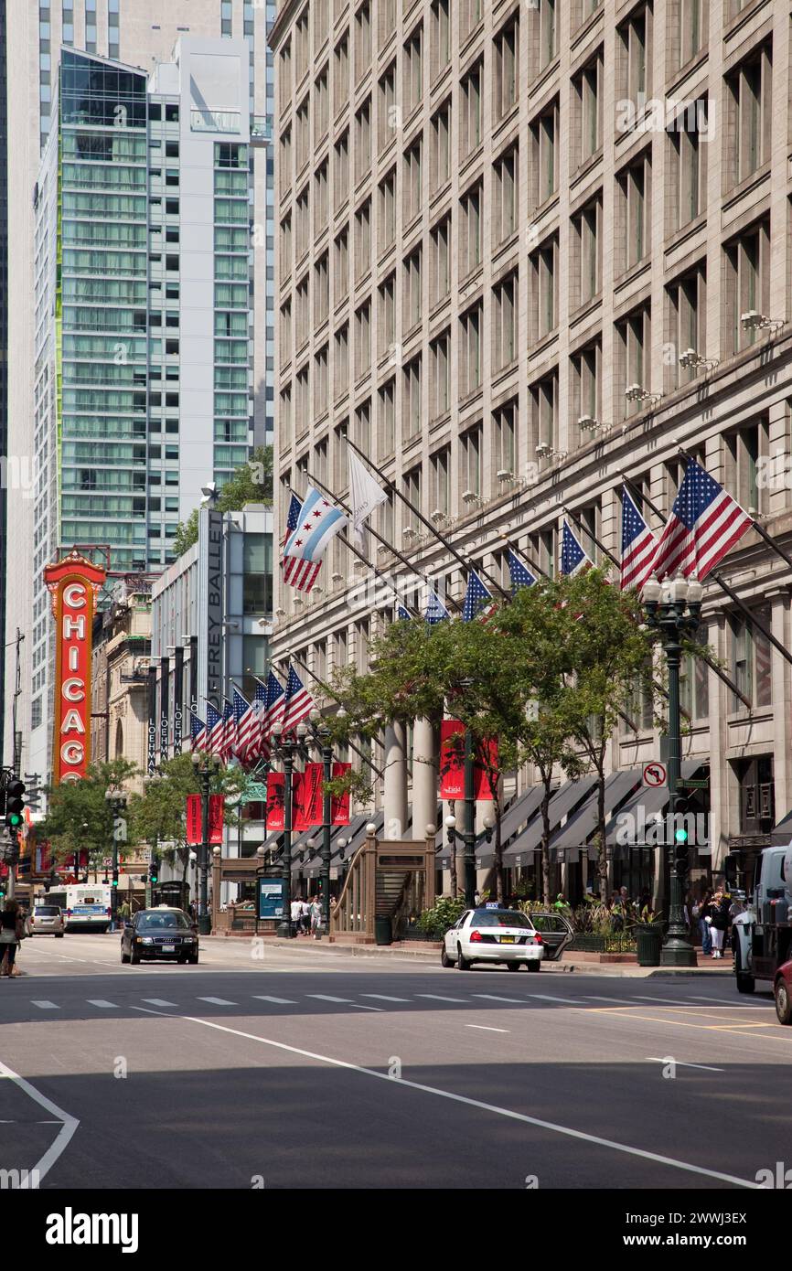 Chicago, Illinois. State Street. Macy ist im State Street Department Store auf der rechten Seite, früher Marshall Field's. Chicago Theater im Hintergrund. Stockfoto