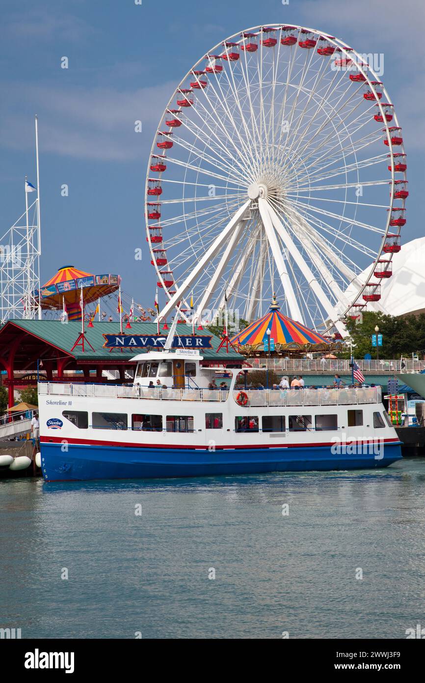 Chicago, Illinois. Navy Pier. Touristenboot und Riesenrad. Stockfoto