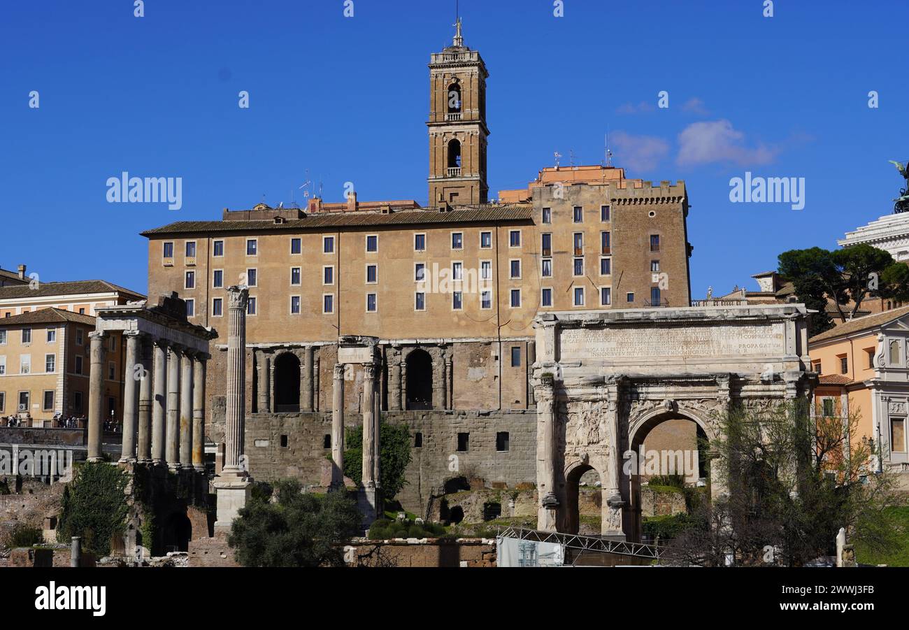 Blick auf das Forum Romanum und den Kapitolshügel in Rom, Italien Stockfoto
