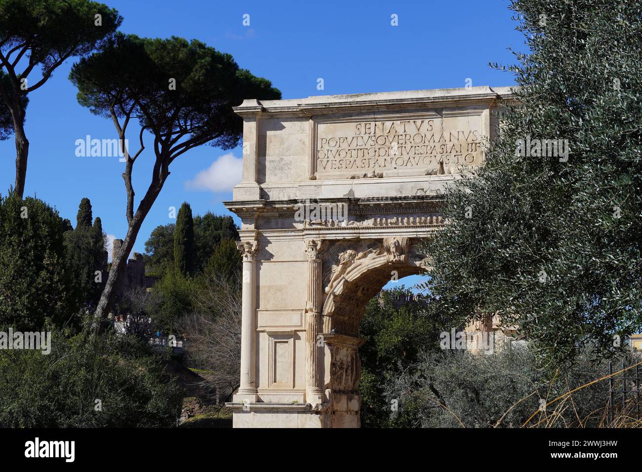 Blick auf den Triumphbogen des römischen Kaisers Titus im Forum von Rom in Italien Stockfoto