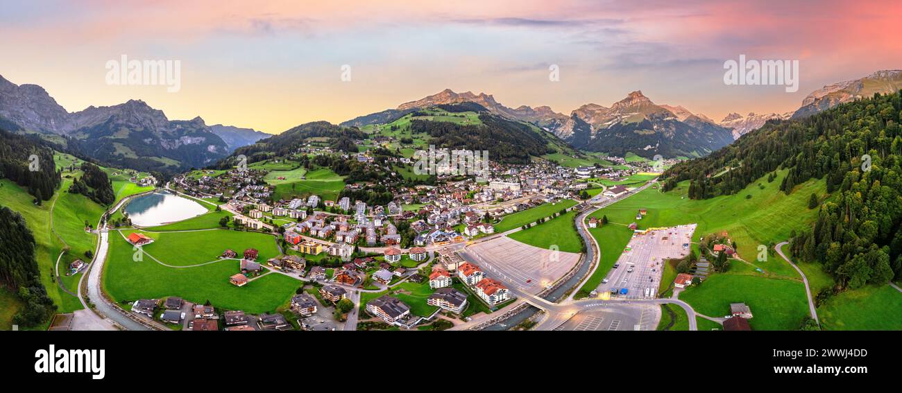 Engelberg, Schweiz Panorama der Stadt in den alpen in der Abenddämmerung. Stockfoto