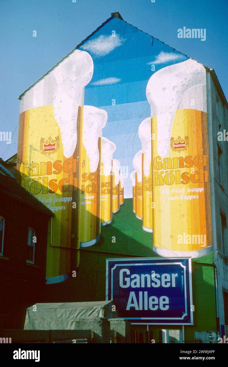 Bierwerbung an der Wand des Gebäudes 1982, Leverkusen, Nordrhein-Westfalen, Deutschland Stockfoto