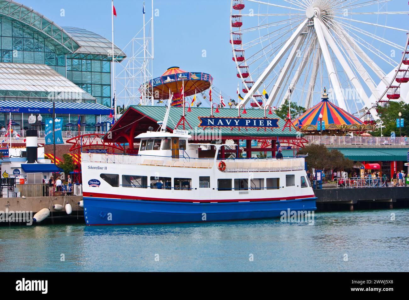 Chicago, Illinois. Navy Pier. Touristenboot und Riesenrad. Stockfoto