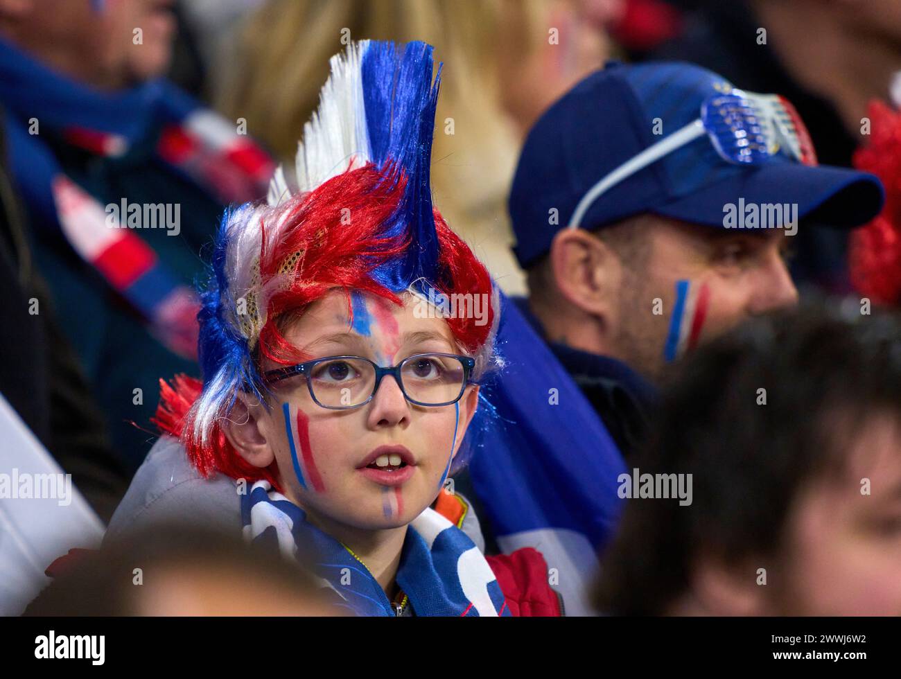 FRA-Fan im Freundschaftsspiel FRANKREICH - DEUTSCHLAND 0-2 FRANKREICH - DEUTSCHLAND 0-2 in Vorbereitung auf die Europameisterschaft 2024 am 23. März 2024 in Lyon, Frankreich. © Peter Schatz / Alamy Live News Stockfoto