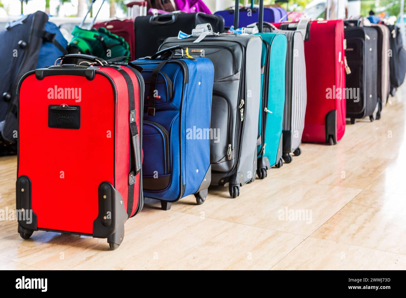 Reisetaschenreihe an der Rezeption eines tropischen Resorts. Tourismus, Urlaub und Reisekonzept. Stockfoto