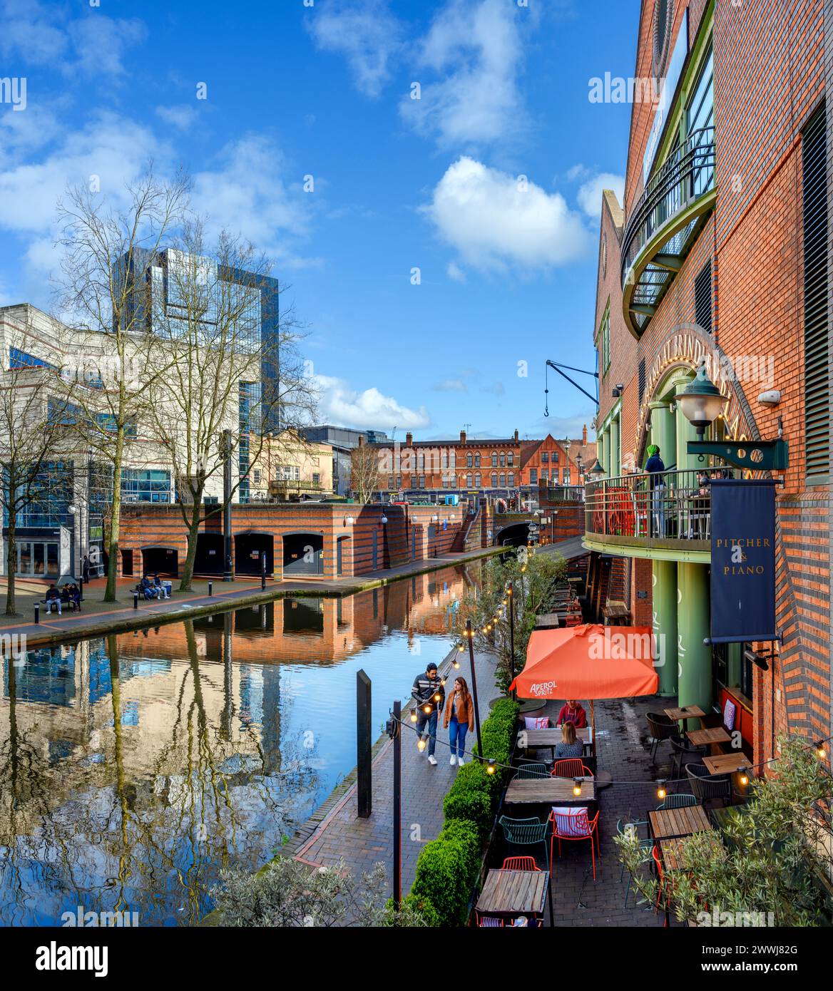 Canalside Cafe von der Brindlayplace Bridge, Birmingham, West Midlands, England, Großbritannien Stockfoto