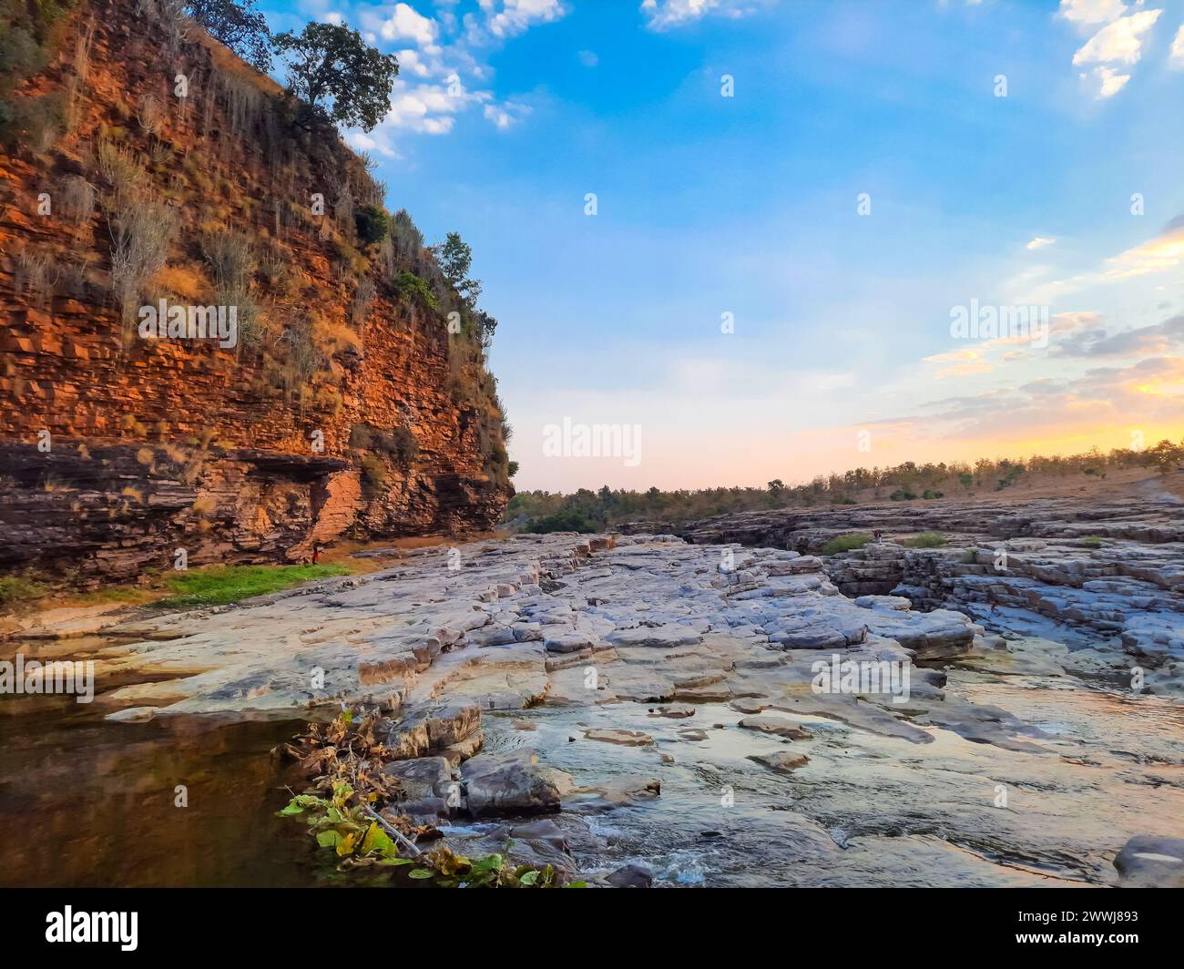 Ein wunderschöner Fluss umgeben von felsigen Bergen in Chidiya Bhadak, Indore, Madhya Pradesh, Indien. Stockfoto