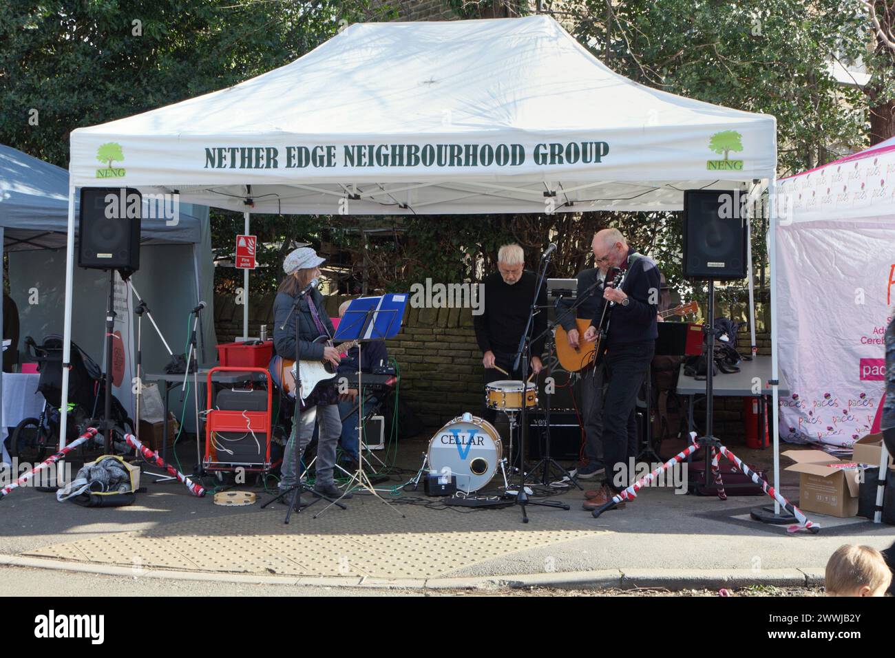 Nether Edge Farmers Market, Sheffield England UK, Nachbarschaftsgruppe, Vorort-Outdoor-Veranstaltung Frühjahr 2024 Musikgruppe Band Unterhaltung Stockfoto