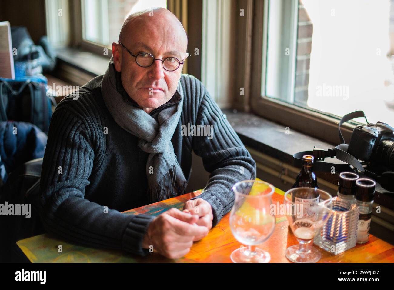 Mann mit leerem Bierglas Rotetrdam, Niederlande. Ein Mann mittleren Alters, der seine zwei Gläser Spezialbier beendet. MRYES Rotterdam Hotel New York Zuid-Holland Nederland Copyright: XGuidoxKoppesx Stockfoto