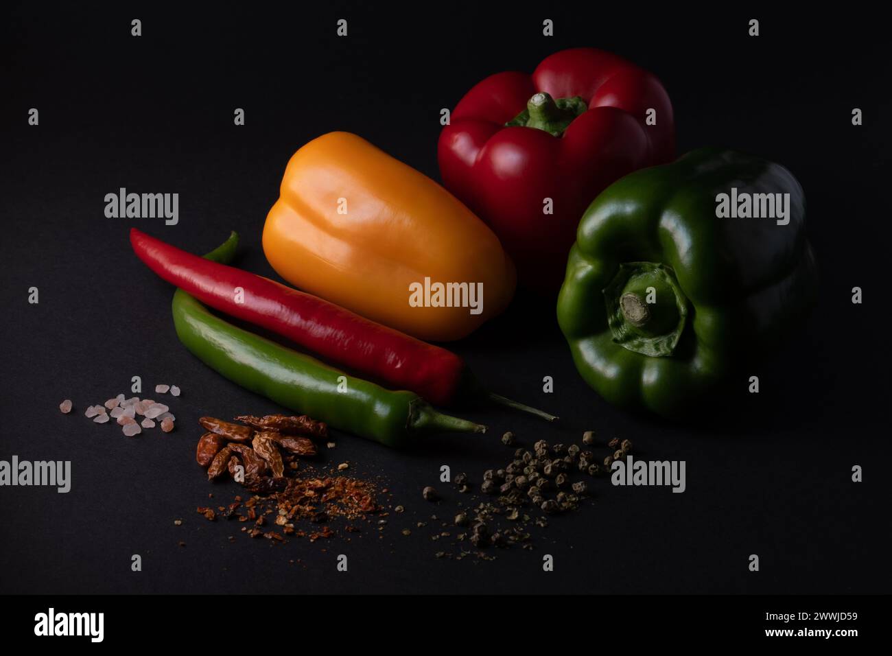 Paprika-Chili auf schwarzem Hintergrund Stockfoto