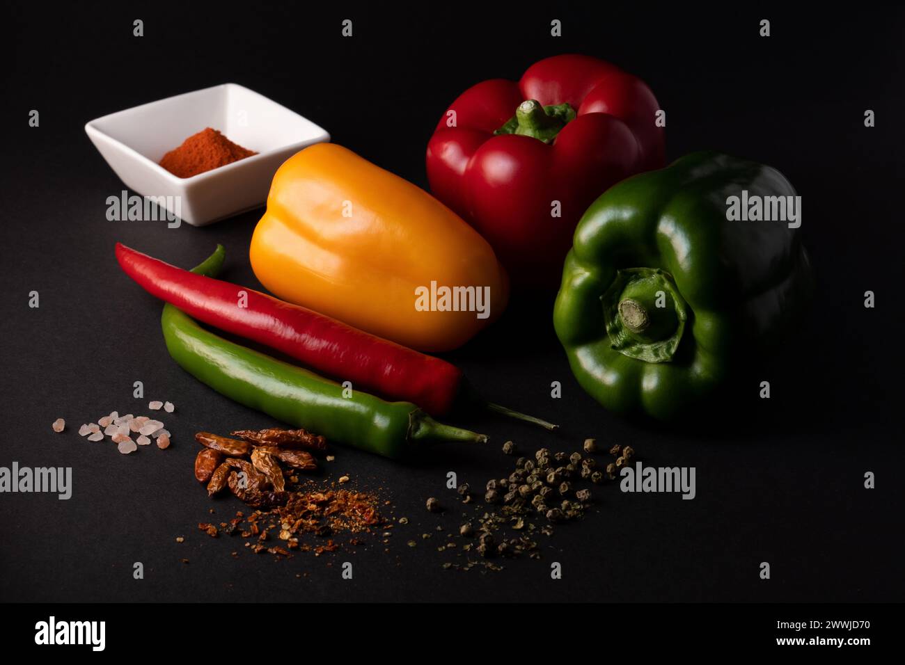 Paprika-Chili auf schwarzem Hintergrund Stockfoto