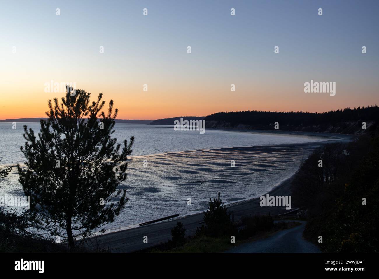 Sonnenuntergang im frühen Frühling vom Mabana Beach auf Camano Island, WA USA Stockfoto