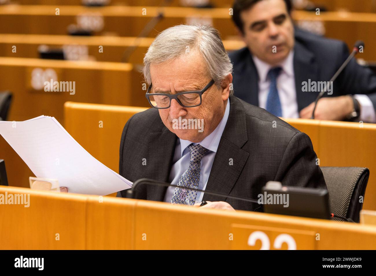 Herr Jean-Claude Juncker Europäisches Parlament, Brüssel, Herr Jean-Claude Juncker, Präsident und Vorsitzender der Europäischen Kommission, bereiten sich in seiner Bank im EuroPar auf die Eröffnung der Plenarsitzung am 24. Februar 2016 vor. Brüssel Europäisches Parlament, Place du Le Brussel Belgie Copyright: XGuidoxKoppesx Stockfoto