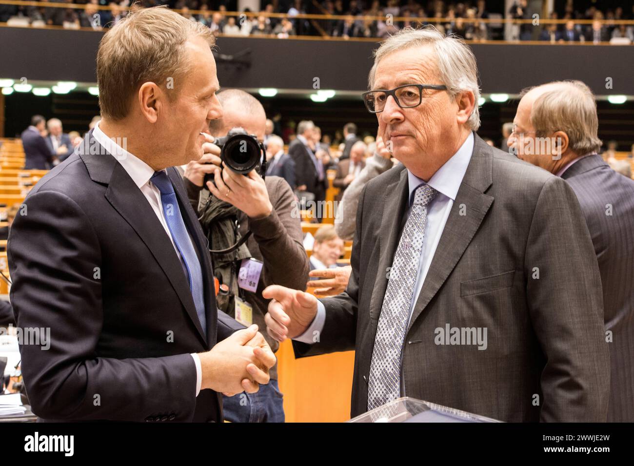 Herr Juncker und Herr Tust treffen sich mit dem Europäischen Parlament in Brüssel zusammen. Herr Jean-Claude Juncker und Herr Donald Tusk treffen sich kurz vor der Vorsitzung am 24. Februar 2016. Brüssel Europäisches Parlament, Place du Le Brussel Belgie Copyright: XGuidoxKoppesx Stockfoto