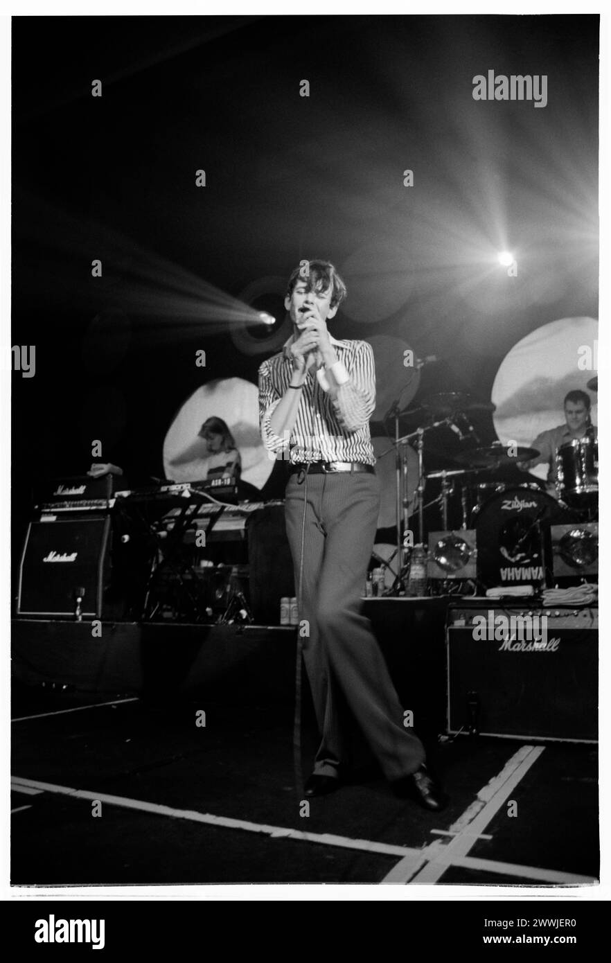 JARVIS COCKER, DIFFERENT CLASS TOUR, 1995: Jarvis Cocker von der Band Pulp spielt in der Cardiff University Great Hall in Cardiff, Wales auf der Different Class Tour am 15. Oktober 1995. Foto: Rob Watkins. INFO: Pulp, eine britische Alternative Rock Band, die 1978 gegründet wurde, erlangte in der Britpop-Ära der 90er Jahre Bekanntheit. Mit Jarvis Cocker prägten ihre Hits wie Common People und Alben wie Different Class ihren witzigen und sozial aufmerksamen Sound und hinterließen ein unauslöschliches Zeichen in der alternativen Musikszene. Stockfoto
