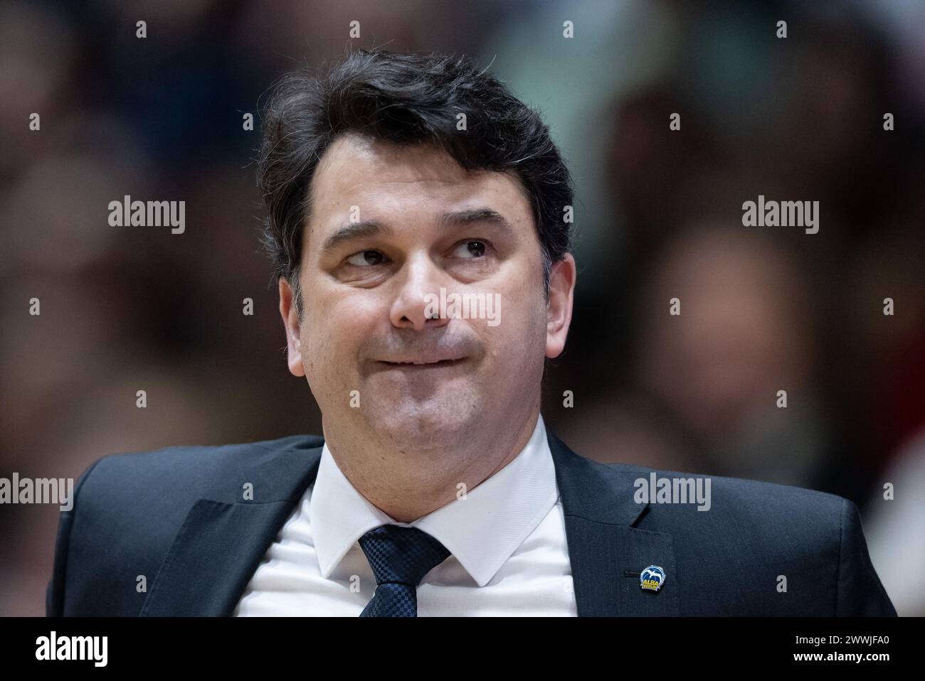 Chemnitz, Deutschland. März 2024. Basketball, Bundesliga, Niners Chemnitz - Alba Berlin, Hauptrunde, Spieltag 25, Chemnitz Arena. Der Alba-Trainer Israel González reagiert auf die Seitenlinie. Quelle: Hendrik Schmidt/dpa/Alamy Live News Stockfoto