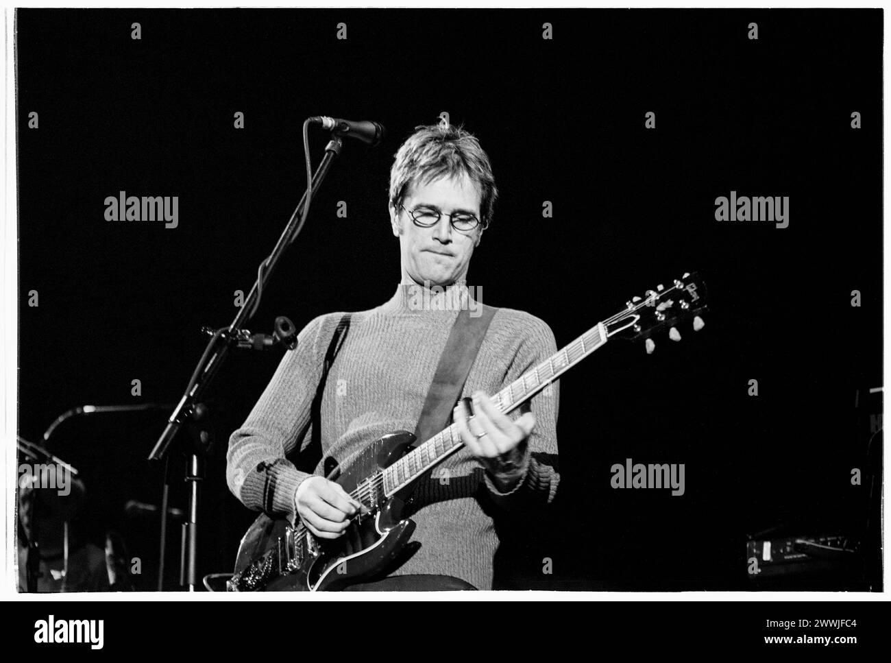 DAN WILSON, SEMISONIC, KONZERT, 2001: Dan Wilson von der Minneapolis-Band Semisonic spielt live auf dem Höhepunkt ihrer Bekanntheit in der Cardiff International Arena CIA in Cardiff, Wales, Großbritannien am 14. Februar 2001. Foto: Rob Watkins. INFO: Semisonic, eine US-amerikanische Rockband, die 1995 in Minneapolis, Minnesota gegründet wurde, erlangte mit Hits wie „Closing Time“ Bekanntheit. Ihre ansteckenden Melodien und introspektiven Texte klingen bei Zuschauern auf der ganzen Welt. Stockfoto