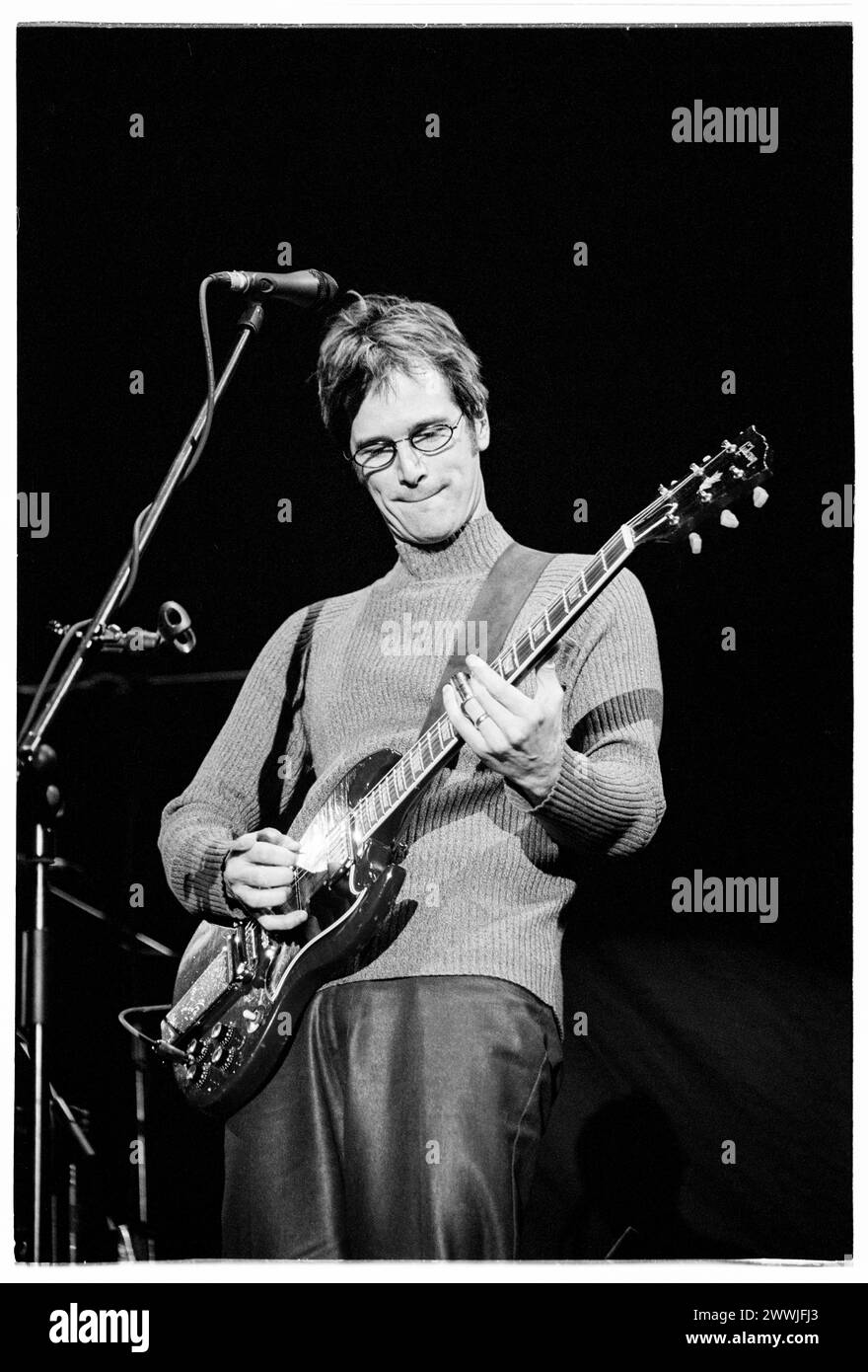 DAN WILSON, SEMISONIC, KONZERT, 2001: Dan Wilson von der Minneapolis-Band Semisonic spielt live auf dem Höhepunkt ihrer Bekanntheit in der Cardiff International Arena CIA in Cardiff, Wales, Großbritannien am 14. Februar 2001. Foto: Rob Watkins. INFO: Semisonic, eine US-amerikanische Rockband, die 1995 in Minneapolis, Minnesota gegründet wurde, erlangte mit Hits wie „Closing Time“ Bekanntheit. Ihre ansteckenden Melodien und introspektiven Texte klingen bei Zuschauern auf der ganzen Welt. Stockfoto