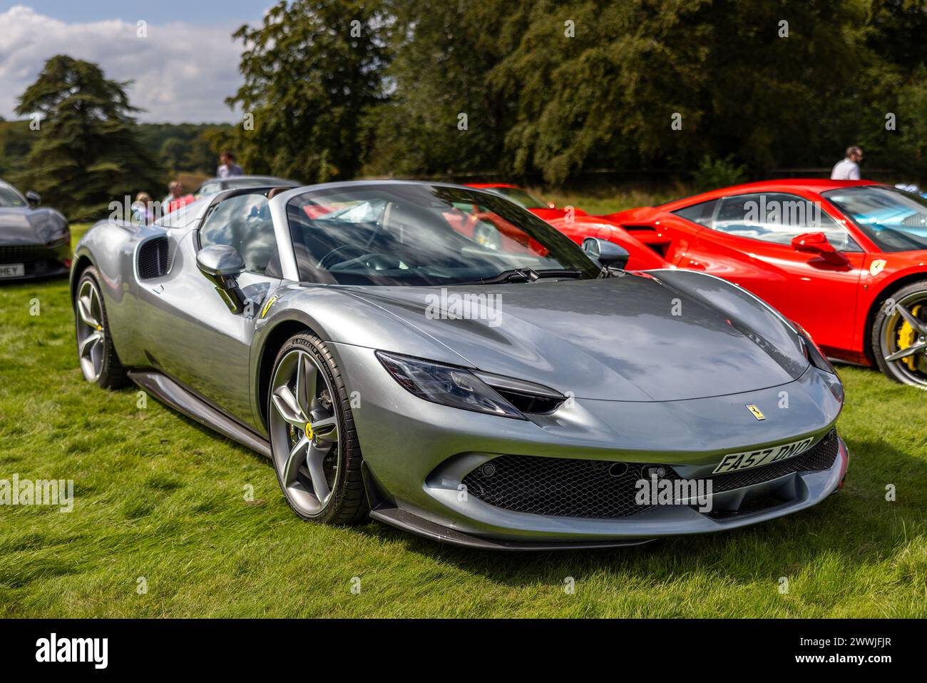 2023 Ferrari 296 GTS, ausgestellt auf der Salon Privé Concours d’Elégance Motorshow im Schloss Blenheim. Stockfoto