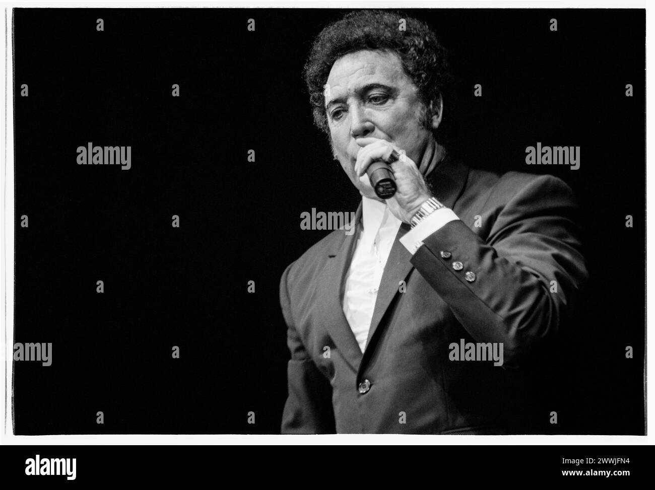 TOM JONES, HEIMKONZERT, 1996: Der 56-jährige walisische Sänger TOM JONES live in der Cardiff International Arena CIA in Cardiff, Wales, Großbritannien am 1. Dezember 1996. Foto: Rob Watkins. INFO: Tom Jones, geboren 1940 in Wales, ist ein legendärer walisischer Sänger, der für seine kraftvolle Stimme und seine dynamische Bühnenpräsenz bekannt ist. Mit zeitlosen Hits wie „IT's Not Unusual“ und „Delilah“ hat Jones eine produktive Karriere in mehreren Genres genossen und seinen Status als kultiger Entertainer gestärkt. Stockfoto